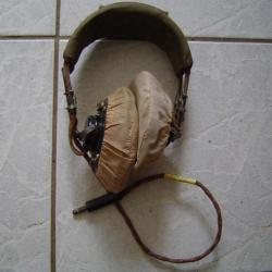Ancien casque militaire avec écouteurs et prise radio (pilote?) STTA SOPOS