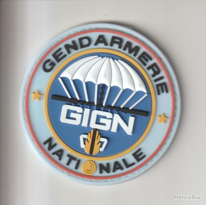 INSIGNE DU GIGN EN RELIEF BORD BLEU CLAIR FOND BLEU CIEL Insignes
