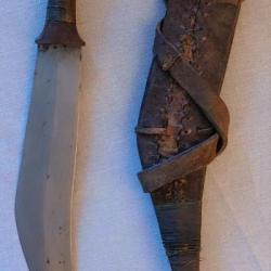 Ancien poignard en fer dans son fourreau en cuir et bronze.