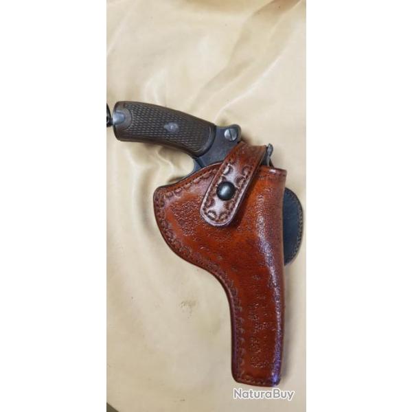 Holster en cuir revolver 8mm modle 1892 Franais droitier ou gaucher sur demande couleur bordeaux
