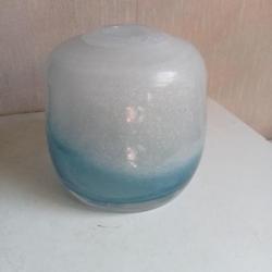vase bleuté rond assez lourd en pate de verre diamètre 15 cm