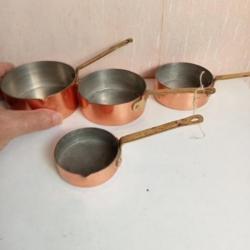 ancienne série de 4 casserolles en cuivres verseurs