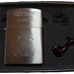 Briquet style grand Zippo en coffret commémoratif Pleiku Vietnam