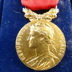 i132) lot = officier = médaille du travail  en argent doré , monnaie de paris - 1979