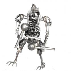 Statuette métallique d'Alien avec marteau