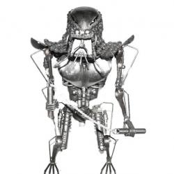 Statuette métallique du Predator avec nunchakus