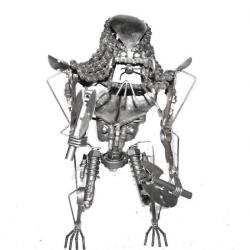 Statuette métallique du Predator avec doubles haches