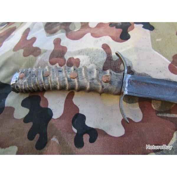 Couteau atypique lame Chassepot artisanat Franais Afrique poignard France poigne corne antilope