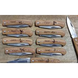 lot de 10 Couteaux POCHE COUTEL manche bois d'olivier gravé thème chasse sanglier, cerf ref 1215 m