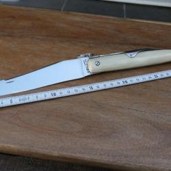 Couteau de chasse Tarry-Lévigne à palme; manche pointe de corne blonde. Neuf, jamais servi.