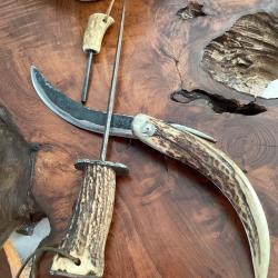Stylet type corse façonné par un forgeron, son couteau type piémontais et allume feu