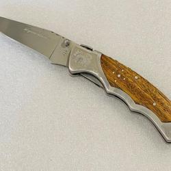 Couteau de poche LAGUIOLE BAROQUE de chasse avec son manche en bois zébré .