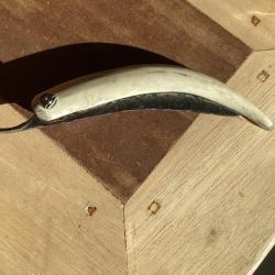 Couteau type piémontais, lame forgée, bois de cerf, artisan français