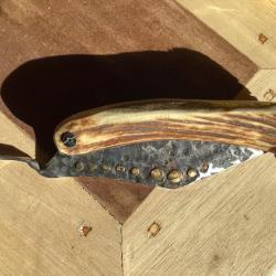 Couteau type piémontais, lame Nordique incrustée, artisan français, bois de cerf