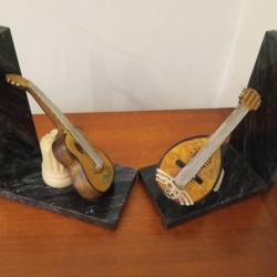 Serres livres mandoline guitare sur socle marbre