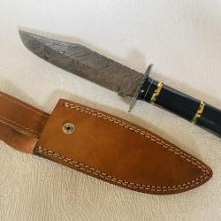 Couteau de chasse lame damas et son manche en corne de buffle domestiqué noire.