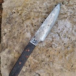Couteau forgé artisanal avec manche en fibre de carbone orange