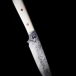 Couteau forgé à la main avec manche en os de Chameau - étui artisanal compris - PIÈCE UNIQUE