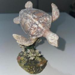 Décoration aquarium tortue en résine sur roche corail .