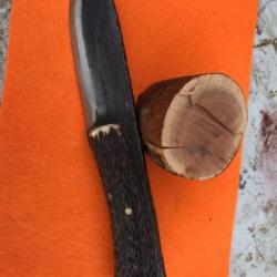 solide couteau bushcraft en carbone de 5 mm , manche bois de cerf, etui cuir