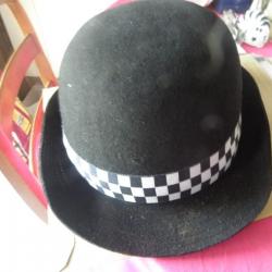 vrai chapeau de femme de police anglaise 1997