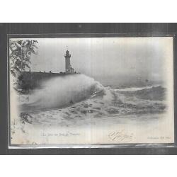 le tréport la jetée un jour de tempête (phare) carte postale ancienne  précurseur