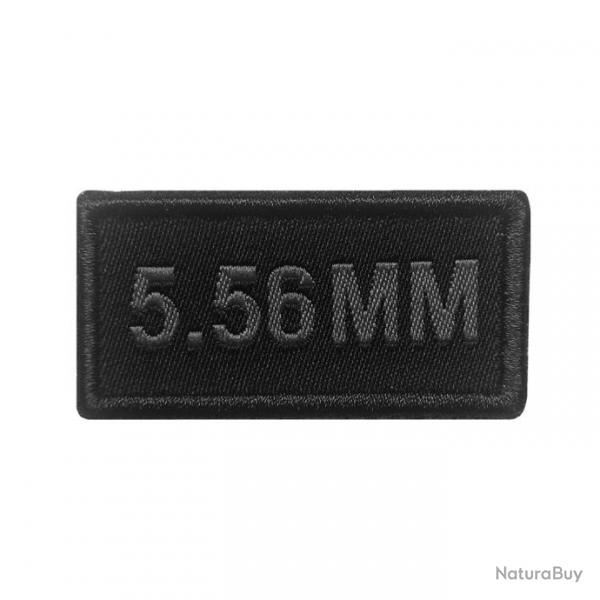 Patch calibre 5,56 mm brod gris sur tissu noir