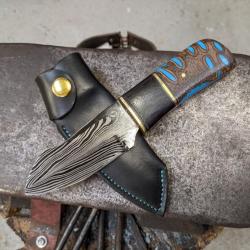 Couteau fixe artisanal damas plume et son étui cuir (noix de banksia bleue)