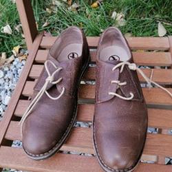 Très belles chaussures basses outdoor AIGLE T42 cuir grainé