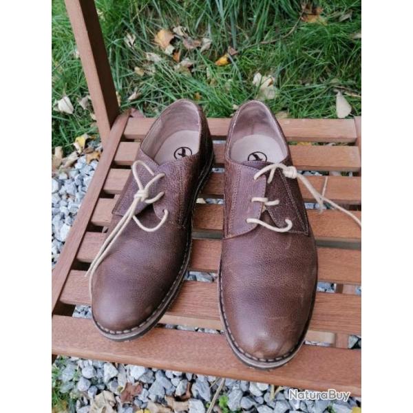 Trs belles chaussures basses outdoor AIGLE T42 cuir grain
