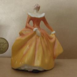 royal doulton figurine en porcelaine HN3220 fragrence conçu par peggy davies 1965