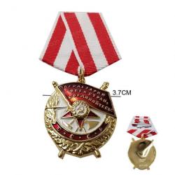 Médaille Décorative ex URSS Russie - Insigne avec Marteau et Faucille + Drapeau Militaire