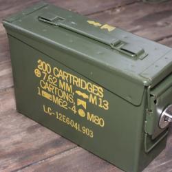 Caisse militaire armée US: boite à munitions en acier avec système de fermeture sécurisée