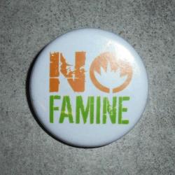 VINTAGE BROCHE BADGE PIN'S " NO FAMINE " - ASSOCIATION HUMANITAIRE / ONG