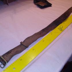 UN ANCIEN CEINTURON EN CUIR  POUR PISTOLET OU REVOLVER MODELE A DEFINIR.