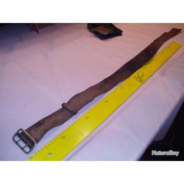 UN ANCIEN CEINTURON EN CUIR  POUR PISTOLET OU REVOLVER MODELE A DEFINIR.