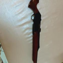 Carabine Browning short track 7 mm Winchester short magnum avec lunette Bushnell battue à pivot.