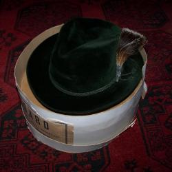 Chapeau ancien Tyrolien en velour de couleur vert fabricant .. " PESCHEL  .Velour . London , Wien ,