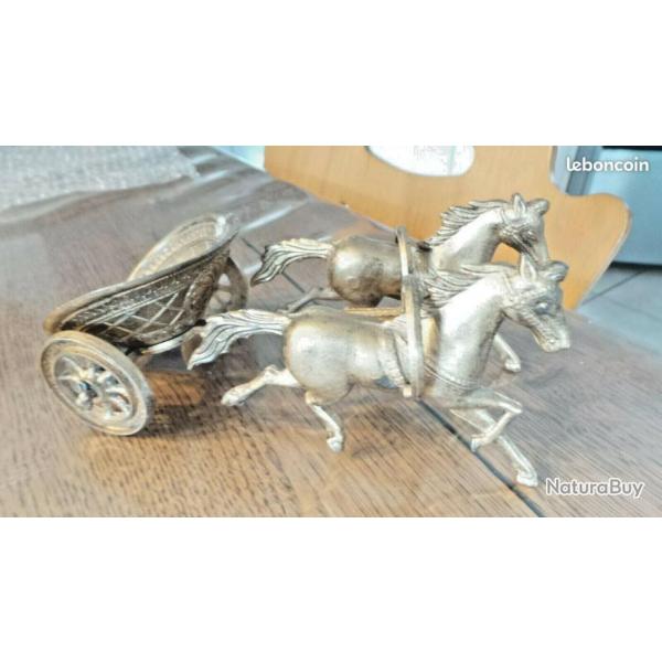 vintage antique decoration chevaux avec char