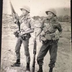 Photo originale 2 soldats ARVN Vietnam  avec équipements et M16