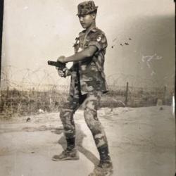 Photo originale soldat ARVN posant avec son pistolet signée