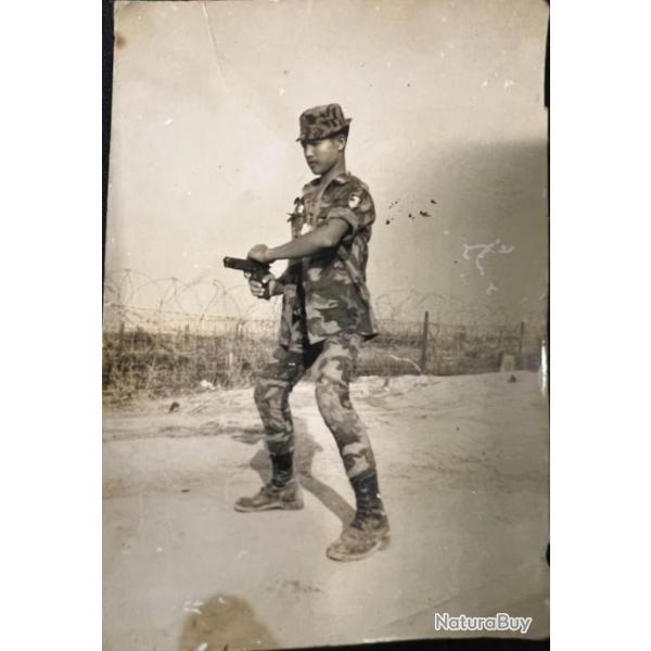 Photo originale soldat ARVN posant avec son pistolet signe