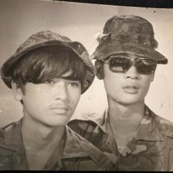 Photo originale de 2 soldats ARVN posant décontractés