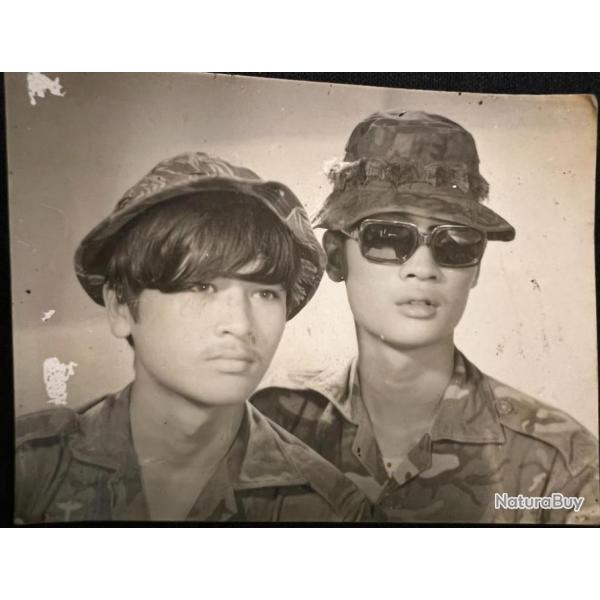 Photo originale de 2 soldats ARVN posant dcontracts