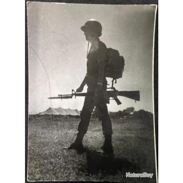 Photo originale d'un soldat de l'ARVN avec son arme et baionnette