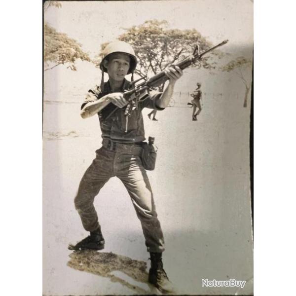 Photo originale d'un soldat de l'ARVN qui pose avec son arme