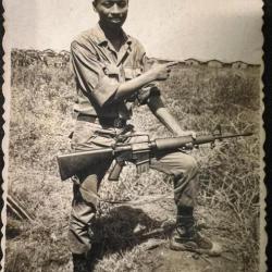 Photo originale d'un soldat de l'ARVN qui pose devant son camp signée