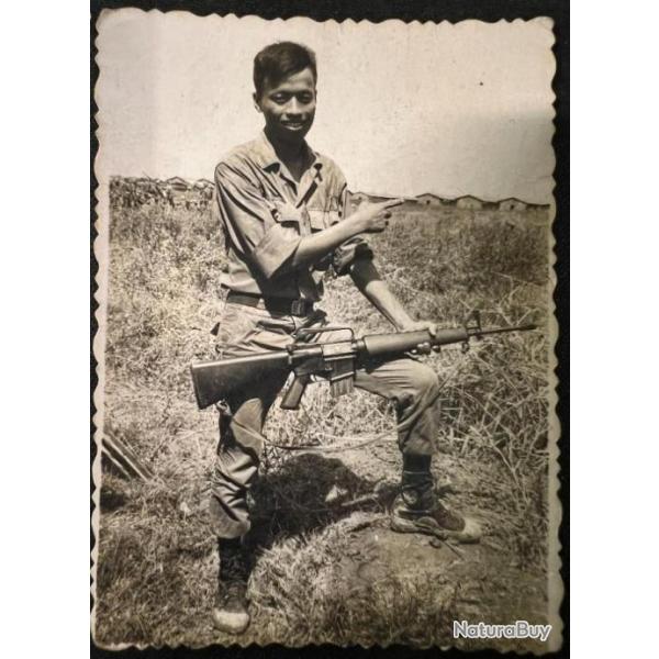 Photo originale d'un soldat de l'ARVN qui pose devant son camp signe