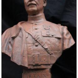 Buste du MAL Pétain WW1 en tenue de 14/18   - Hauteur : 38 cm - Finition patine terre cuite