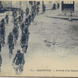 14-18 - Carte postale ancienne - SISSONNE (02) - Arrivée d'un Bataillon Cycliste